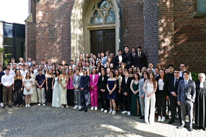 Zeugnisvergabe des Evangelischen Gymnasiums: 85 Schülerinnen und Schüler freuen sich über ihr Abitur